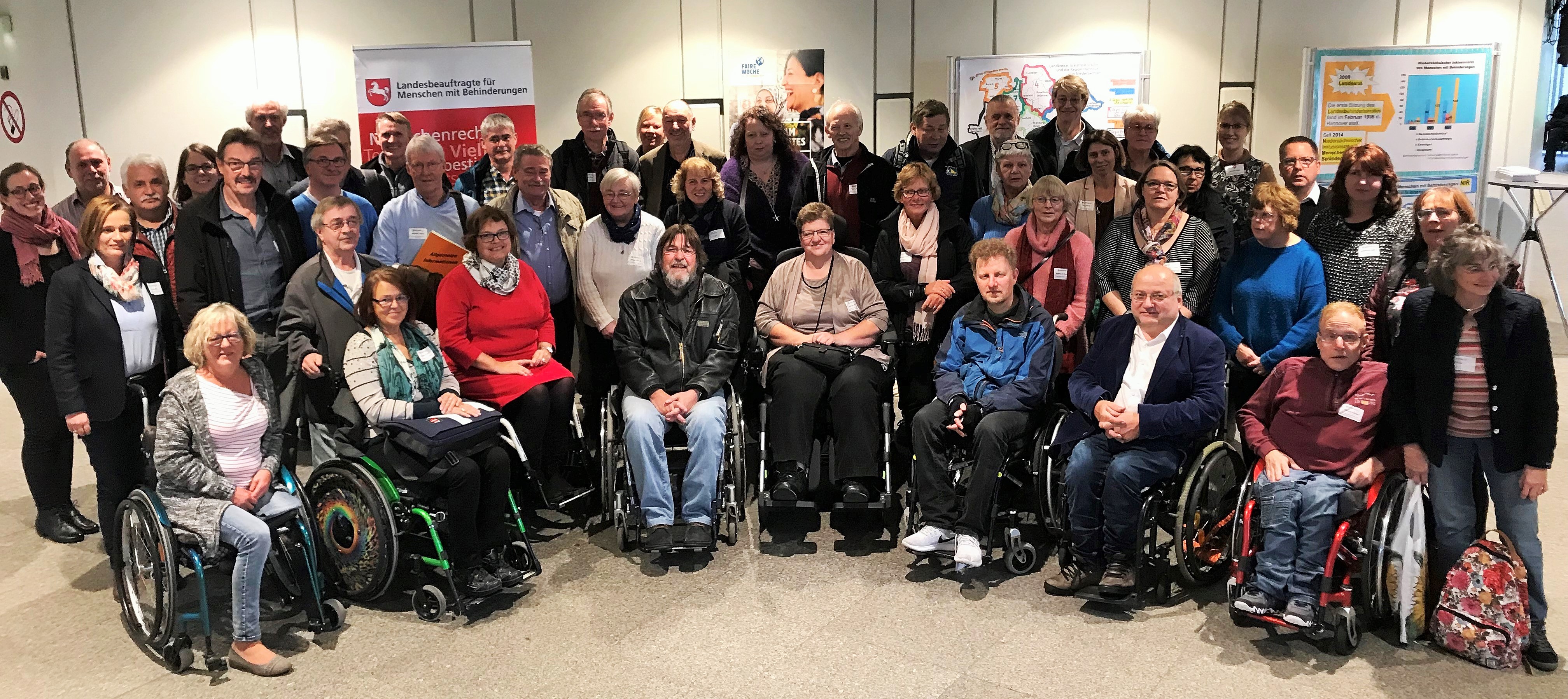 Ein Gruppenbild der kommunalen Behindertenbeauftragten sowie den ersten Vorsitzenden der kommunalen Behindertenbeiräte aus ganz Niedersachsen sowie Referentinnen und Referenten mit der Landesbeauftragten Petra Wontorra