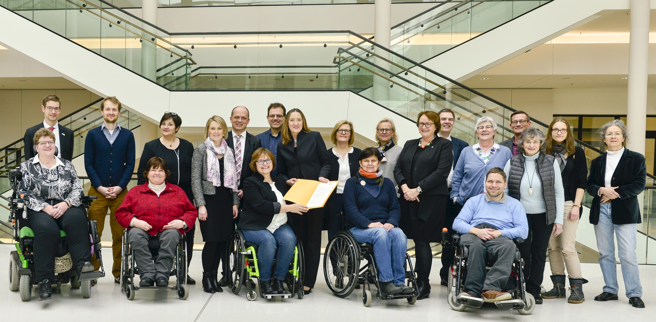 Die Mitglieder des Landesbeirats für Menschen mit Behinderungen sind mit der Landtagspräsidentin Dr. Gabriele Andretta und der Landesbeauftragten Petra Wontorra in der Mitte zu einem Gruppenbild versammelt. 