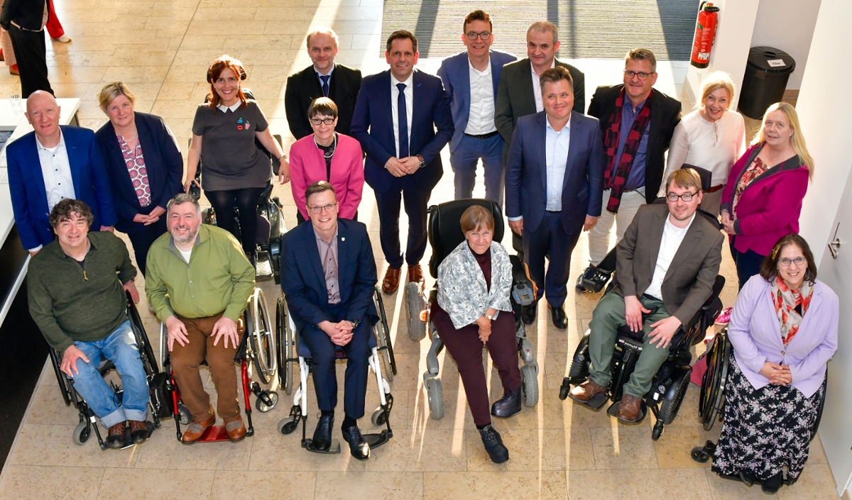 Die 16 Landesbeauftragten für Menschen mit Behinderungen und der Beauftragte der Bundesregierung gemeinsam mit dem Niedersächsischen Ministerpräsidenten Olaf Lies. Die 16 Landesbeauftragten für Menschen mit Behinderungen und der Beauftragte der Bundesregierung gemeinsam mit dem Niedersächsischen Ministerpräsidenten Olaf Lies.