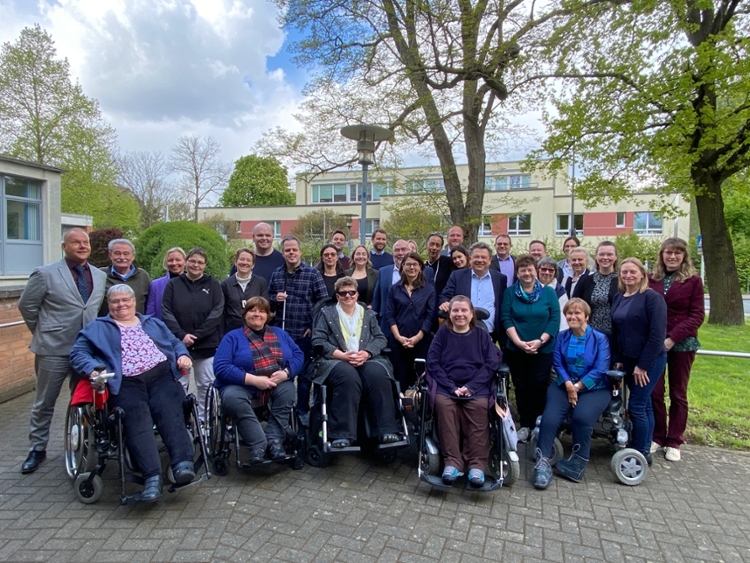 Gruppenbild mit den Mitgliedern des niedersächsischen Landesbehindertenbeirates und dem niedersächsischen Minister für Soziales, Arbeit, Gesundheit und Gleichstellung Gruppenbild mit den Mitgliedern des niedersächsischen Landesbehindertenbeirates und dem niedersächsischen Minister für Soziales, Arbeit, Gesundheit und Gleichstellung