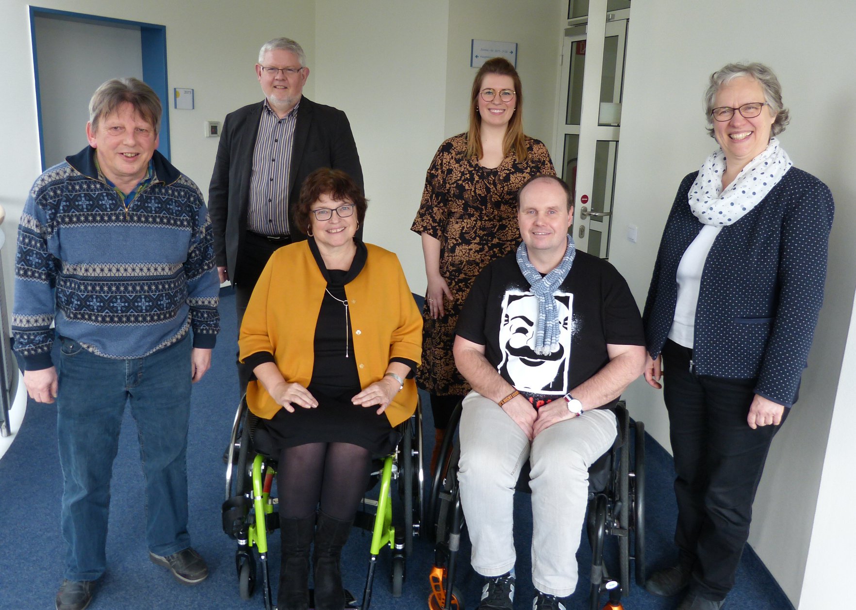 Vor der Sitzung des Kreisbehindertenbeirates Verden haben sich einige Personen zu einem Foto aufgestellt. 