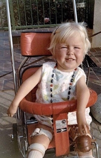 Kleines bloondes Mädchen in einem frühen Kinderrollstuhl Kleines bloondes Mädchen in einem frühen Kinderrollstuhl